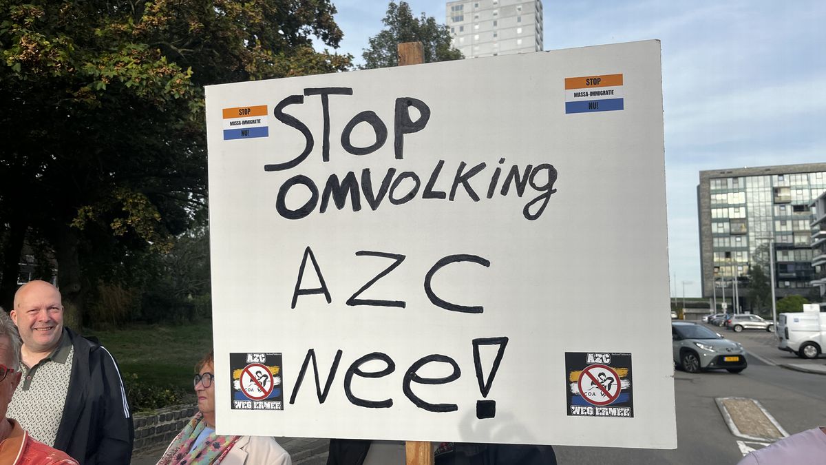 Groep van veertig mensen protesteert tegen azc in Terneuzen (op een steenworp afstand van de noodopv