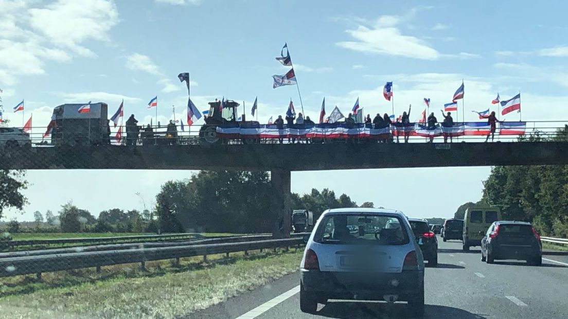 Actievoerders op een viaduct over de snelweg bij Marum