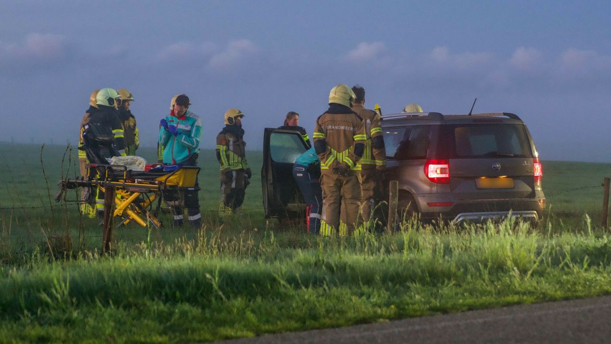 Gewonde uit auto gehaald na ongeluk Oudemirdum | Vechtpartijen bij kermis Drachten