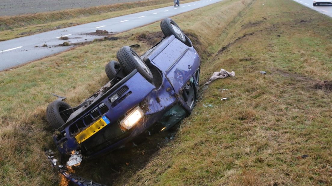 De auto belandde op de kop in de sloot (Rechten: Van Oost Media)