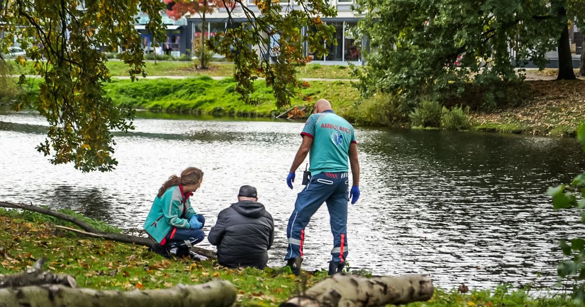 Man met scootmobiel belandt in vijver