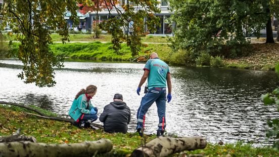 Man met scootmobiel belandt in vijver