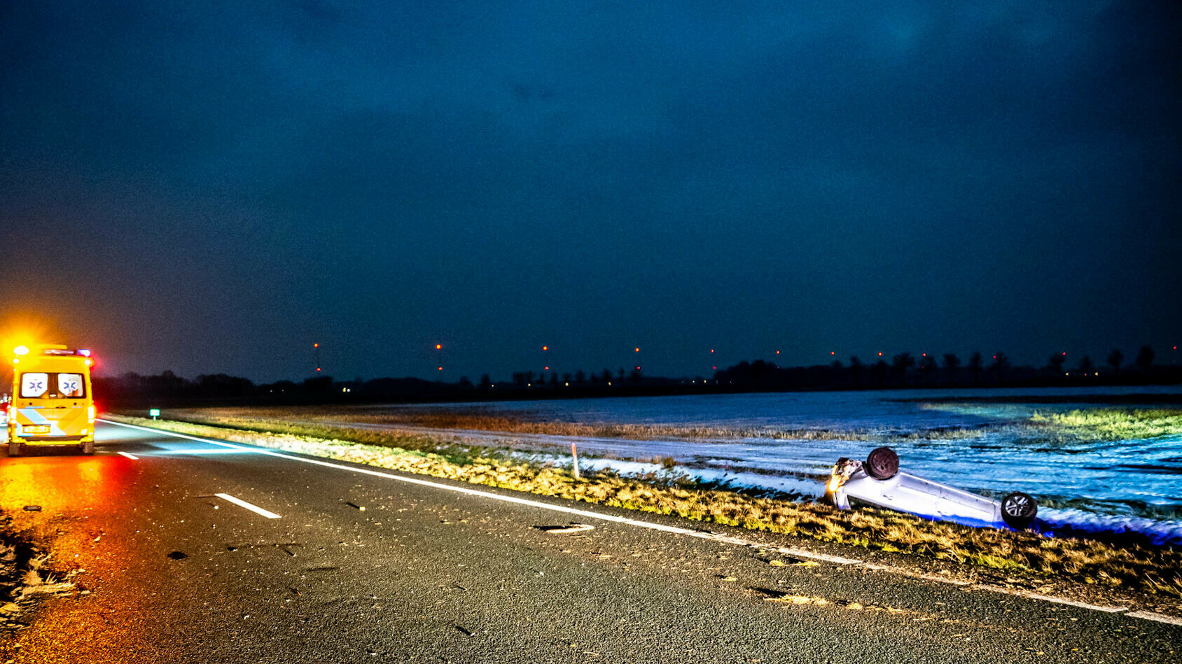 Auto op de kop in de sloot bij Gieten