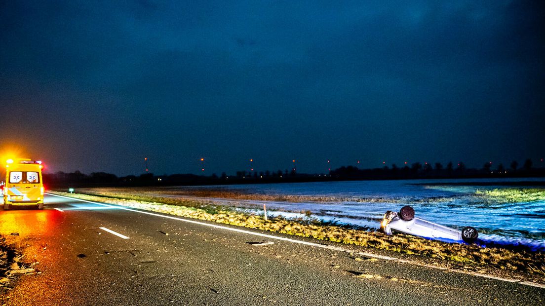 Auto op de kop in de sloot bij Gieten