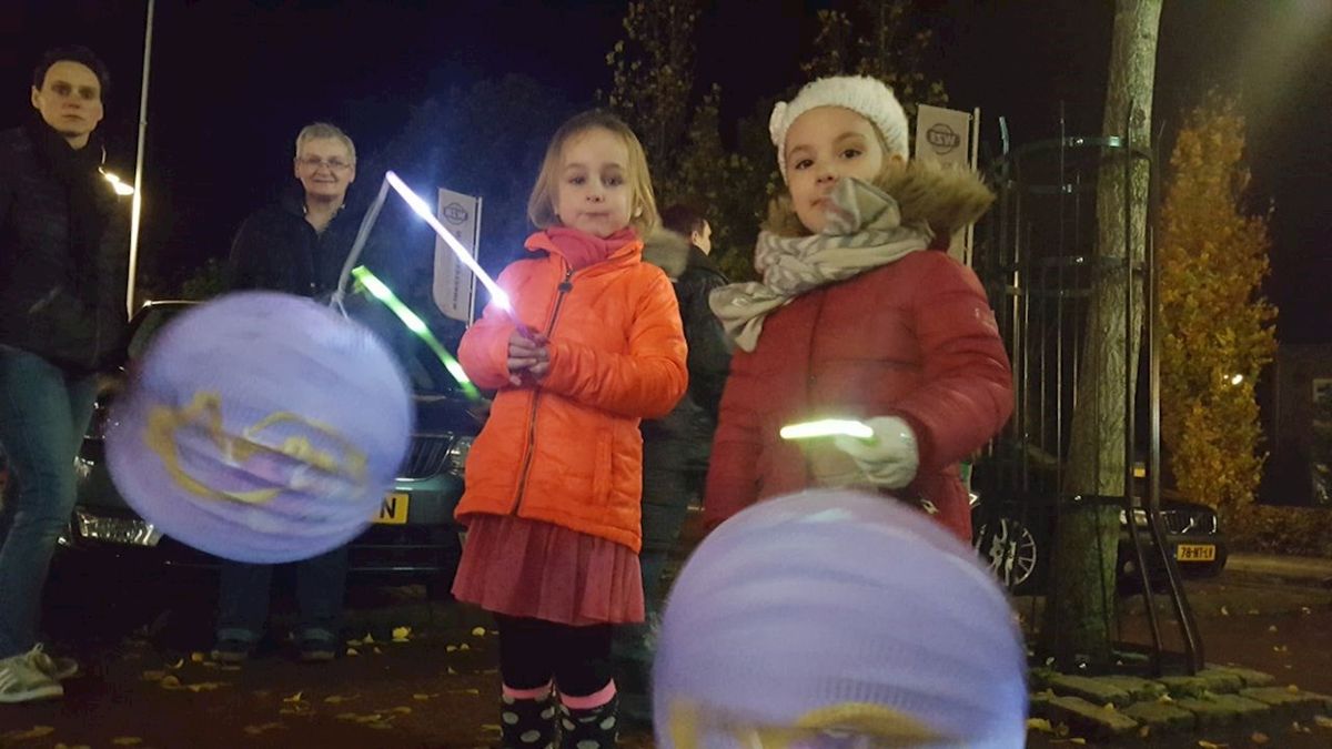 Honderden kinderen lopen mee in lampionoptocht Oldenzaal