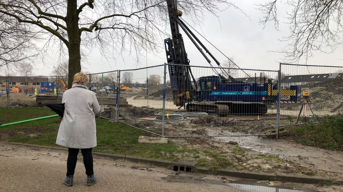 Janny Ebels kijkt naar de werkzaamheden