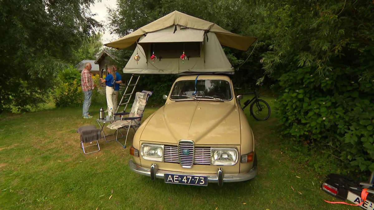 Met een daktent op je oldtimer kamperen: 'Vond ik leuker dan een gewoon tentje'