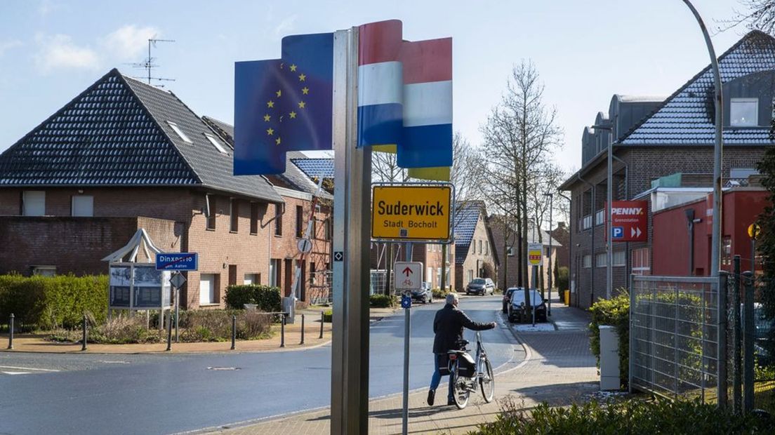 Een grensmarkering tussen het Achterhoekse grensdorp Dinxperlo en het Duitse buurdorp Suderwick.