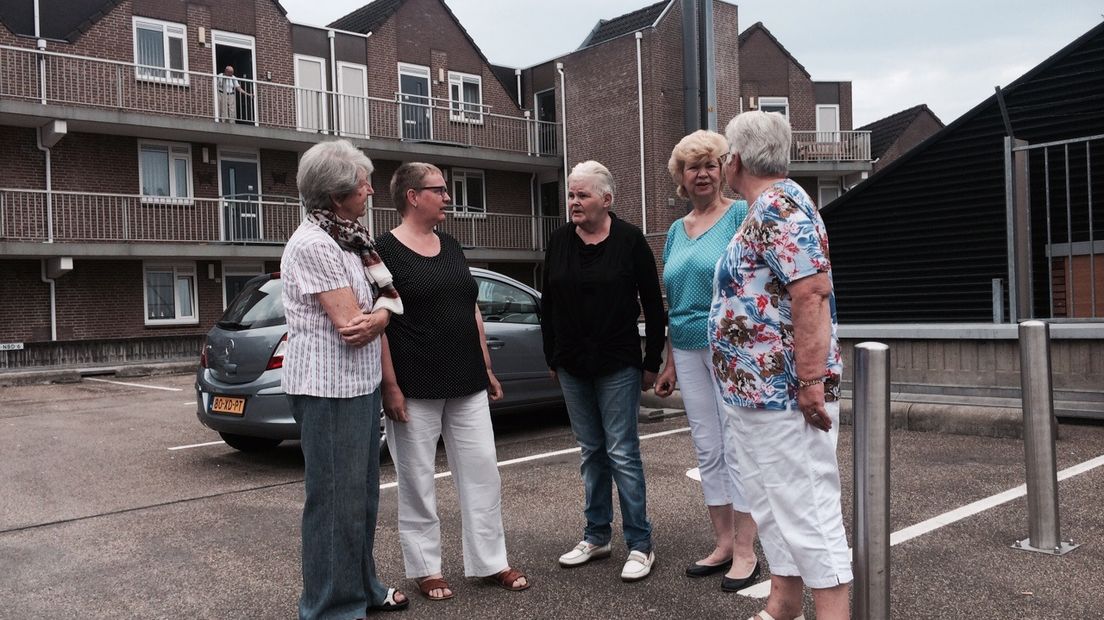 De gevonden drol is het gesprek van de dag onder bewoners van De Swaenenborgh (Rechten: Ilona van Veen / RTV Drenthe)