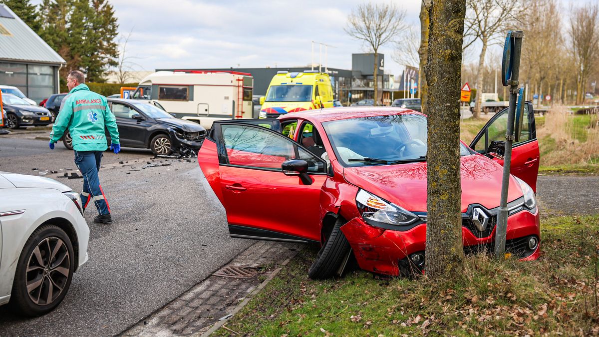 Flinke botsing tussen twee auto's op toegangsweg Oudehaske