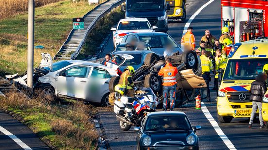 Vier gewonden en auto op zn kop na ongeluk op snelweg. Vier gewonden en auto op zn kop na ongeluk op snelweg.