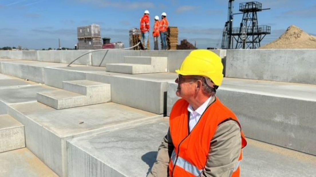 Wim Roelofs op de tribune in Spijk