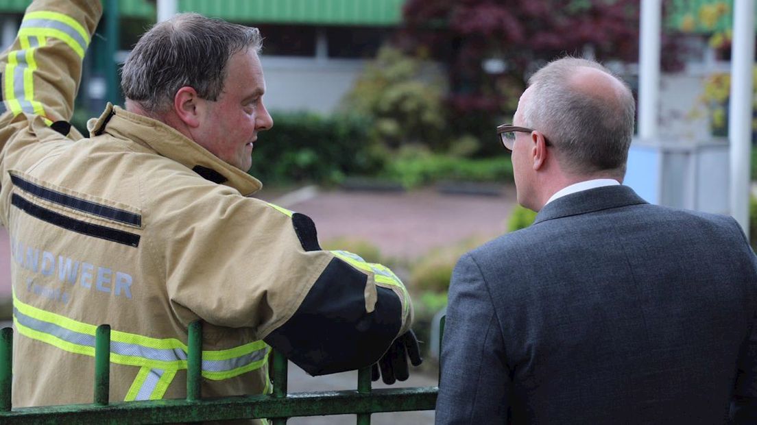 Burgemeester Sijbom ter plaatse bij brand Johma in Losser