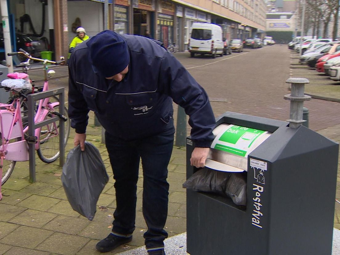 Wijkconciërge Leon van der Schelling pakt een klemmer aan