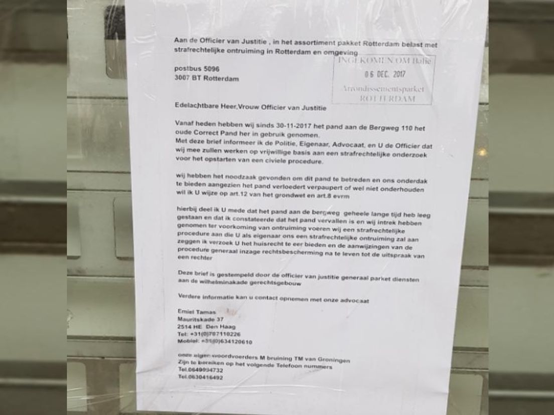 Brief krakers op vitrine Correct Bergweg.