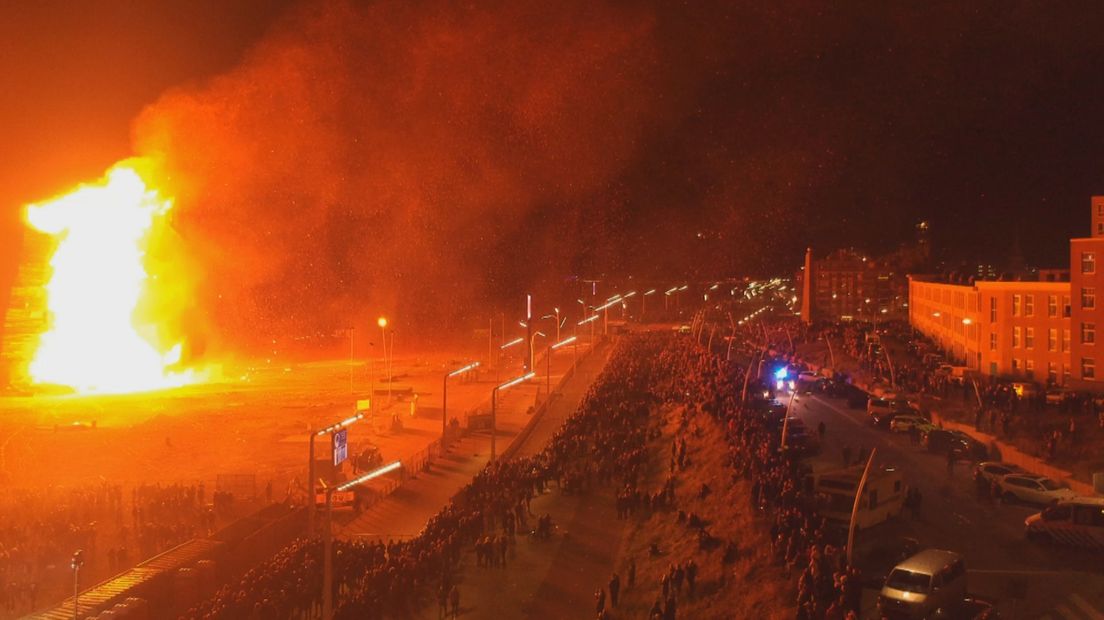 Still dronebeelden van vreugdevuur Scheveningen