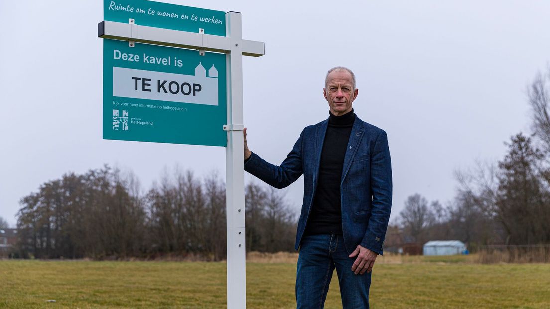 Wethouder Theo de Vries staat op de plek van de kavels die in de verkoop gaan