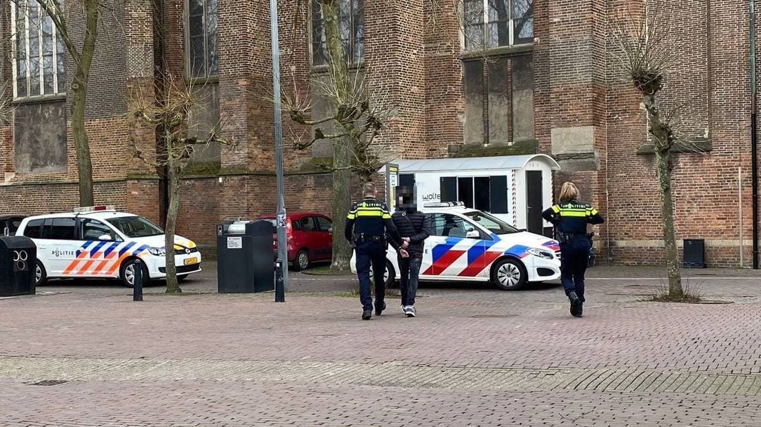 Politie houdt een van de jonge daders aan direct na de mishandeling