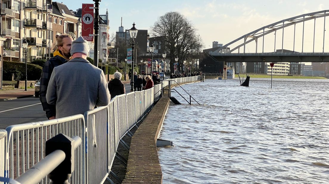 Het hoogwater in Deventer trekt veel bekijks