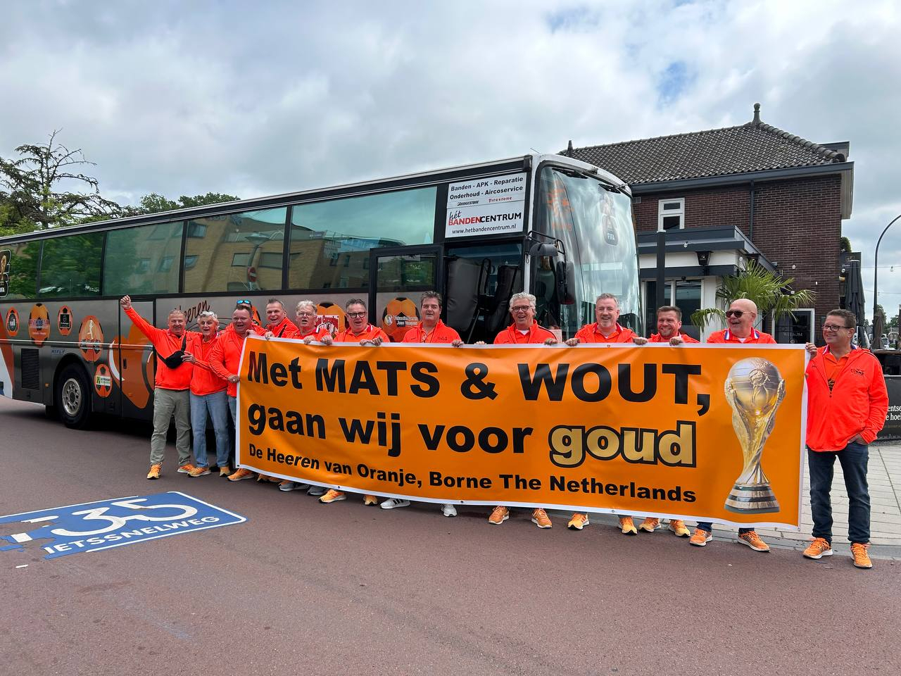 Dorpsgenoten van Weghorst en Wieffer trekken naar het WK met meterslang spandoek