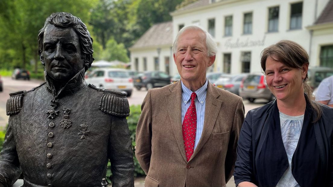 Johannes van den Bosch in het brons met daarnaast nazaat Otto van den Bosch en kunstenaar Herma Schellingerhoudt