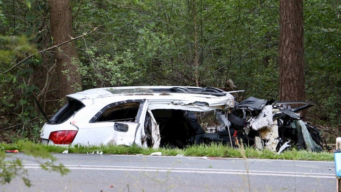 De auto werd totaal verwoest bij het ongeluk