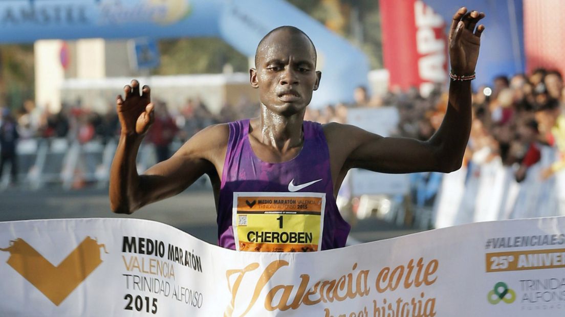 Abraham Cheroben finisht de halve marathon van Valencia in 2015.