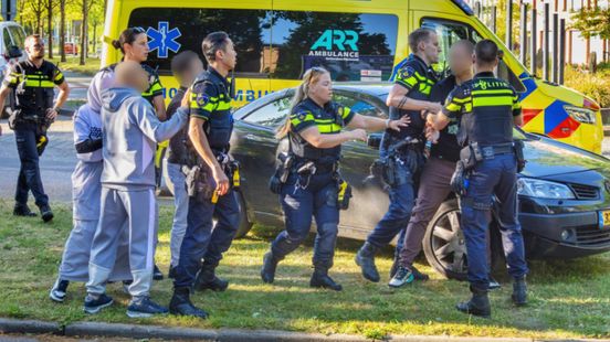 Moeder deelt klappen uit na aanrijding kind | Automobilist rijdt tegen het verkeer in en over fietspad. Moeder deelt klappen uit na aanrijding kind | Automobilist rijdt tegen het verkeer in en over fietspad.