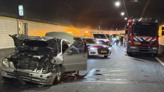 Ravage na botsing met meerdere autos in Beneluxtunnel. Ravage na botsing met meerdere autos in Beneluxtunnel.