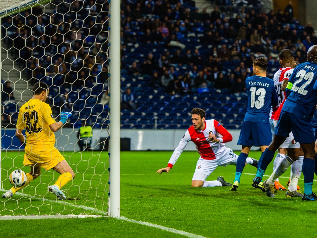 Eric Botteghin kopt de bal binnen (2-1) bij FC Porto-Feyenoord (Bron: VK Sportphoto - Yannick Verhoeven)