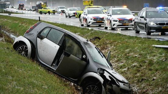 Ongeluk door gladheid op A28 bij Hoogeveen. Ongeluk door gladheid op A28 bij Hoogeveen.