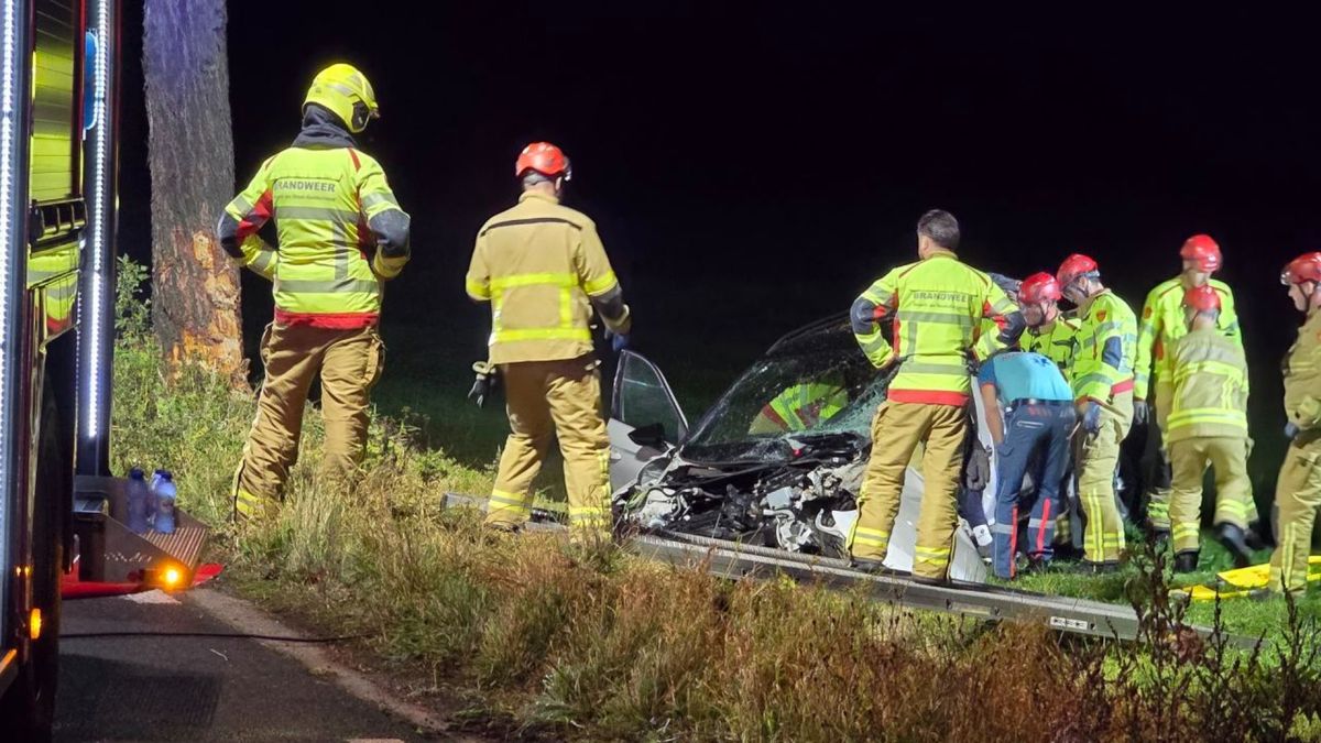Auto belandt in weiland na dubbele botsing, twee personen naar ziekenhuis