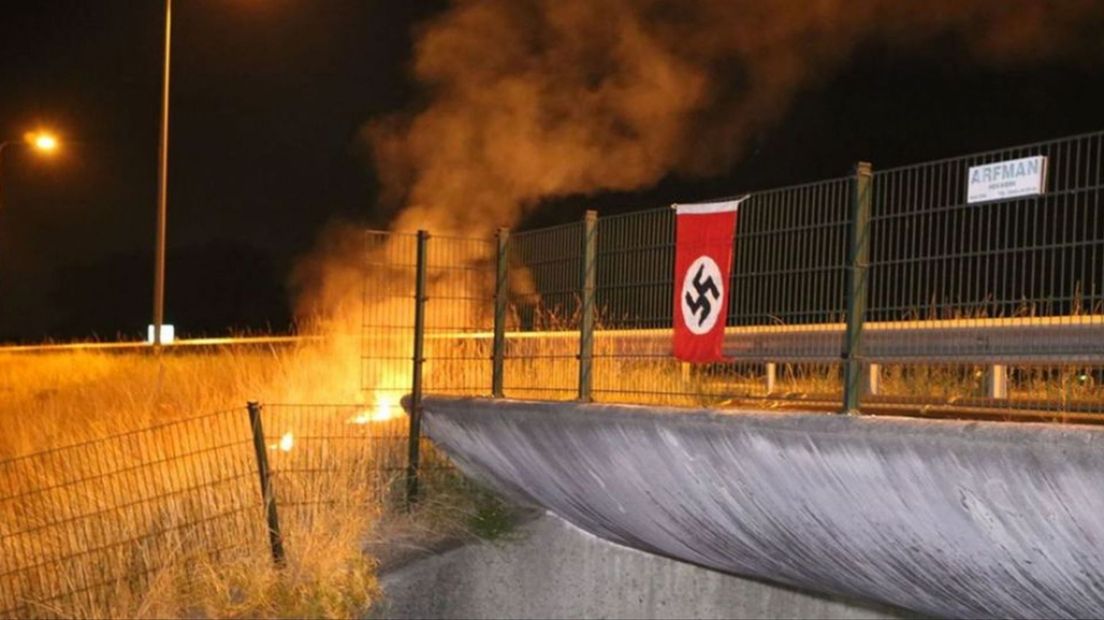 De vlag hing aan een viaduct bij Stroe