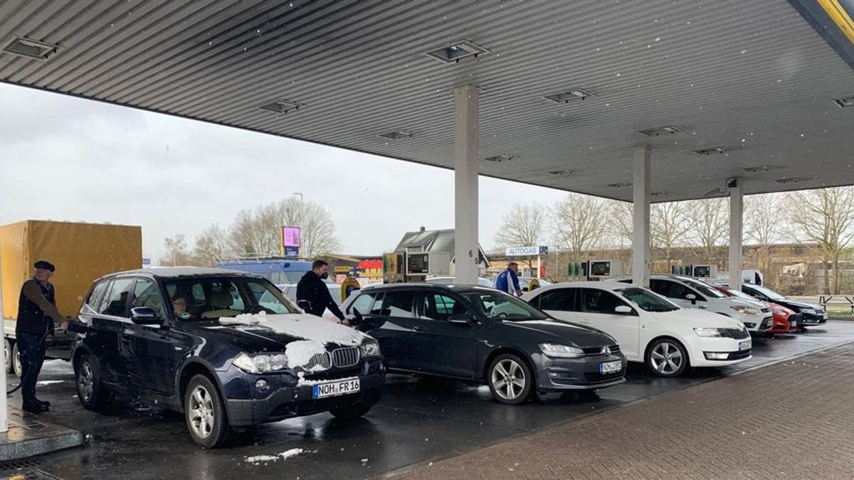 Duitsers tanken door accijnsverlaging massaal in Denekamp: 
