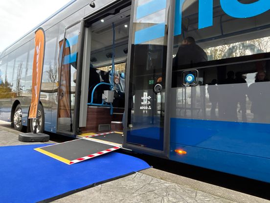 Zorgen over veiligheid van rolstoelers in de bus: hernieuwde training buschauffeurs