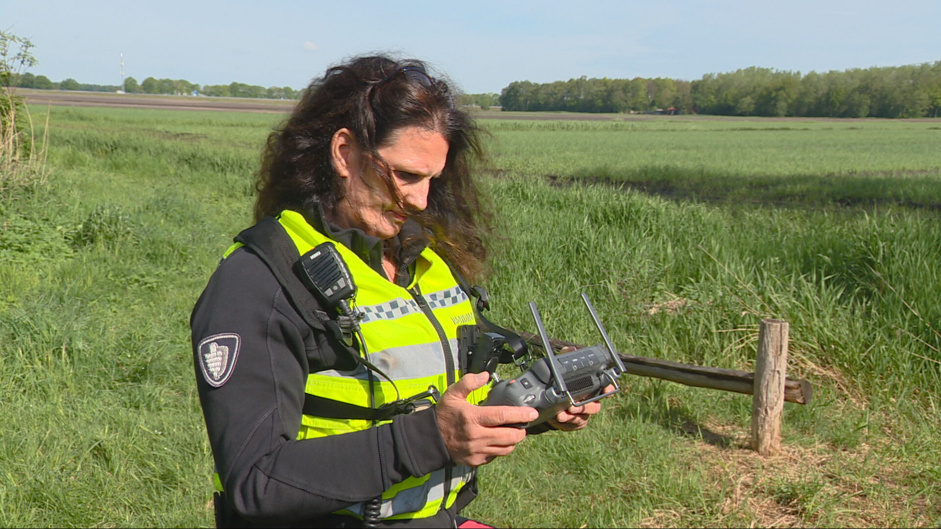 Tafersjochhâlder Tienet Fledderus is drok oan it fleanen mei de drone