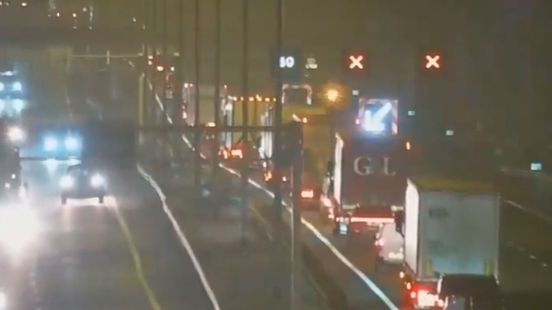 Lange file op A2 na ongeluk, twee rijstroken dicht