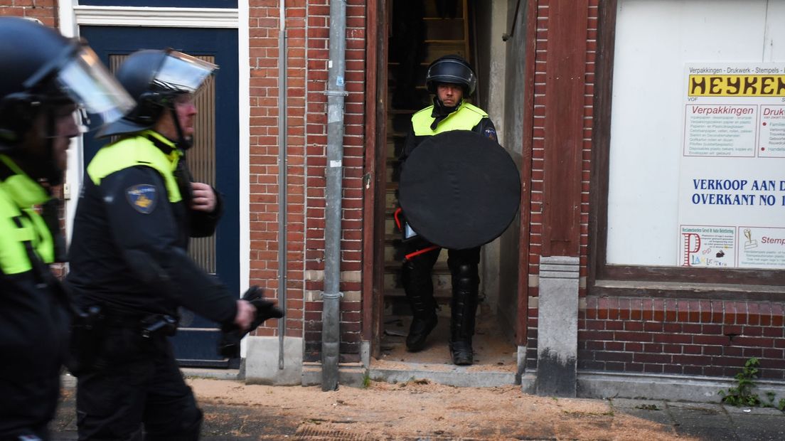 De politie ontruimt het gekraakte pand