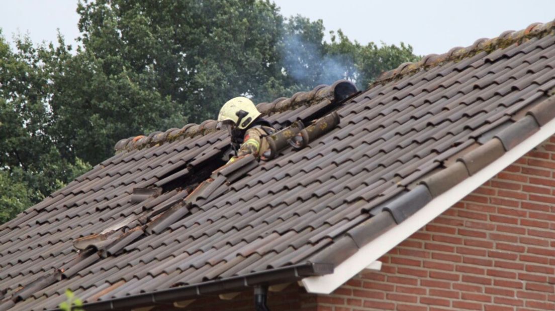 Op de Wormshoefweg in Lunteren is zondagmiddag brand ontstaan in een garage. In het pand zaten 20 kuikens, die zijn gered door de brandweer en ongedeerd gebleven.