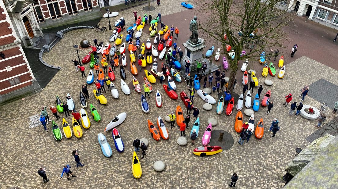 De velomobielen houden pauze op het Domplein