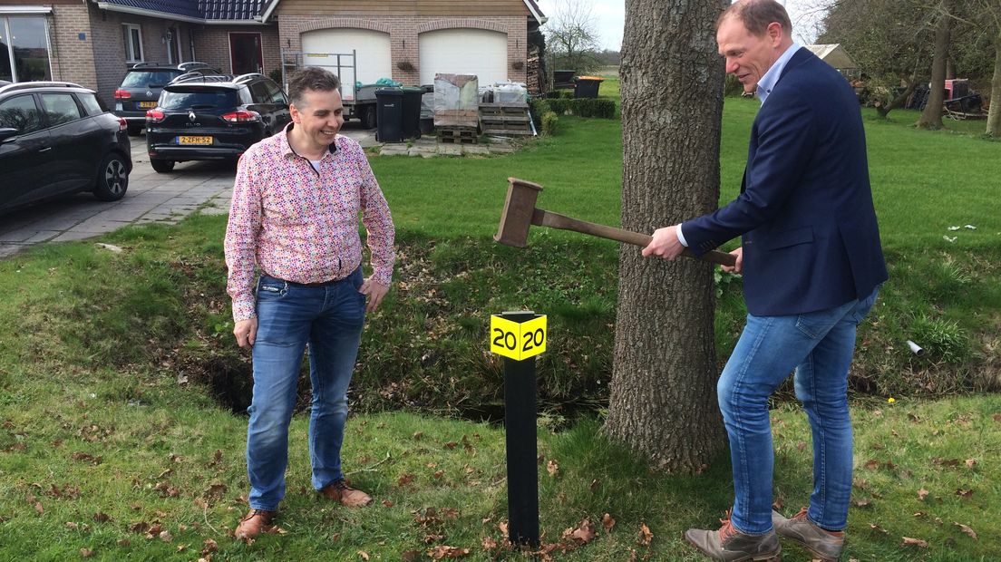 Wethouder Reint/Jan Auwema slaat het eerste paaltje de grond in langs de Norgervaart (Rechten: Serge Vinkenvleugel/RTV Drenthe)