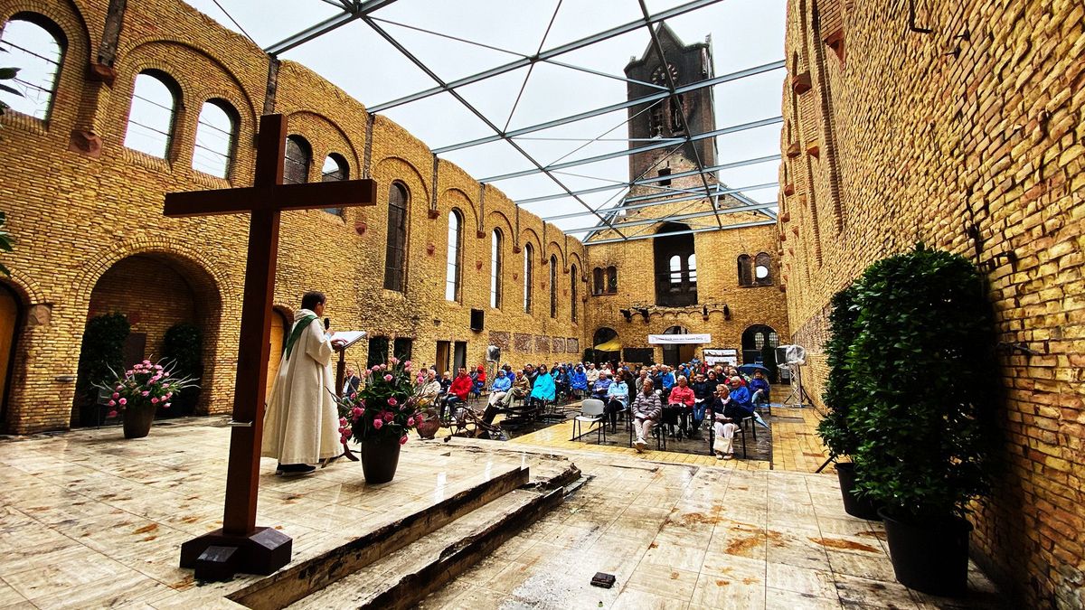 Eerste diensten in afgebrande kerk Hoogmade: 'Je zou er tranen van krijgen'