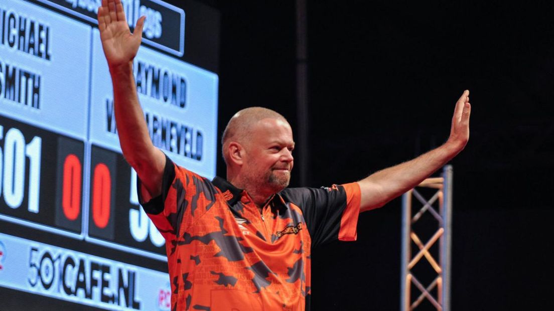 Raymond van Barneveld bij de Dutch Darts Masters in Zwolle.