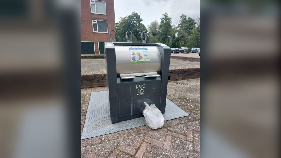 Afval wordt ook wel eens gedumpt naast de afvalcontainer.