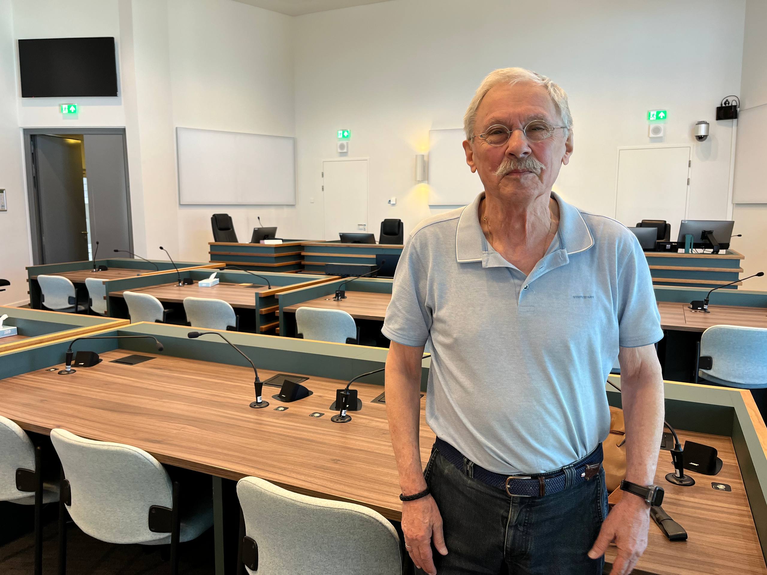 Rechtbankverslaggever Ad Roos (81) stopt na 43 jaar: 'Ik heb liever dat ik zelf stop dan dat ze me eruit moeten dragen'