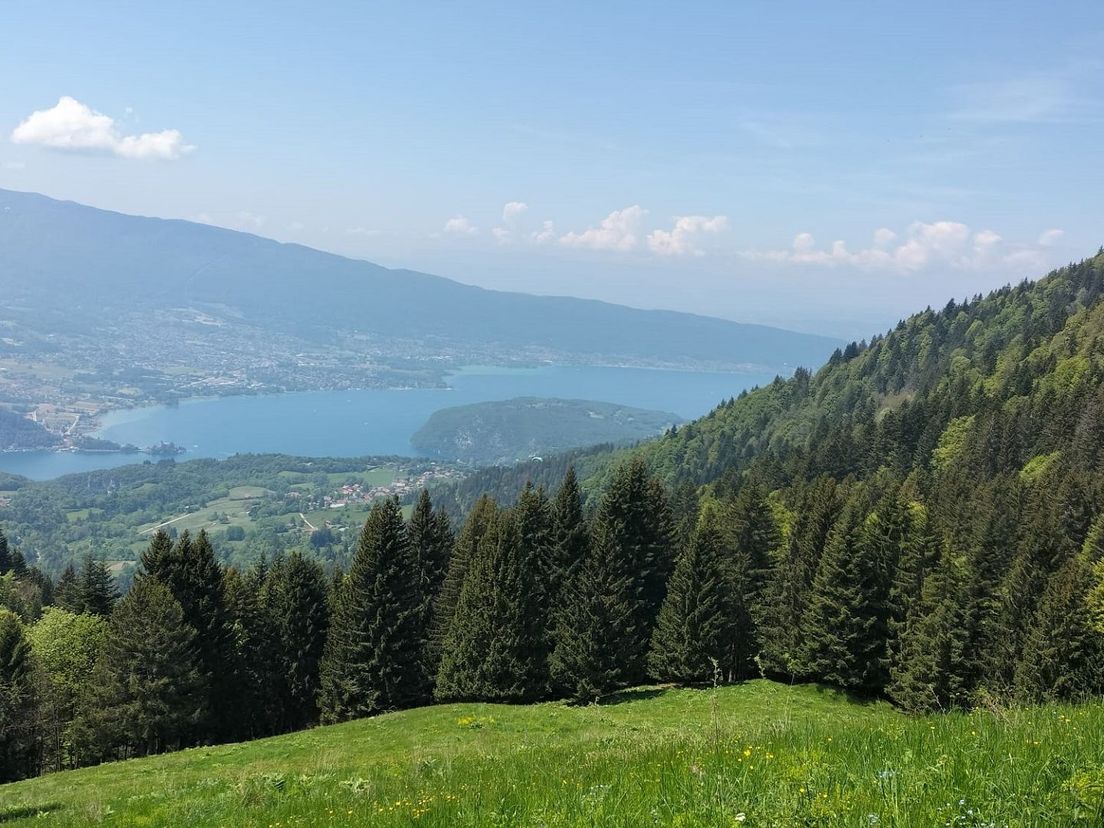 Uitzicht op het meer van Annecy