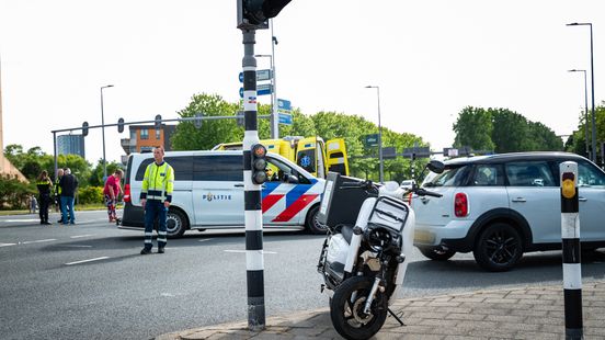 Motorrijder en bezorger gewond na botsing. Motorrijder en bezorger gewond na botsing.