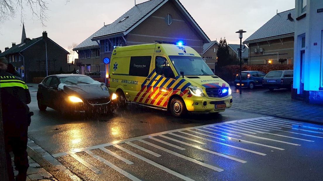 Fietser naar ziekenhuis na botsing met auto in Enschede