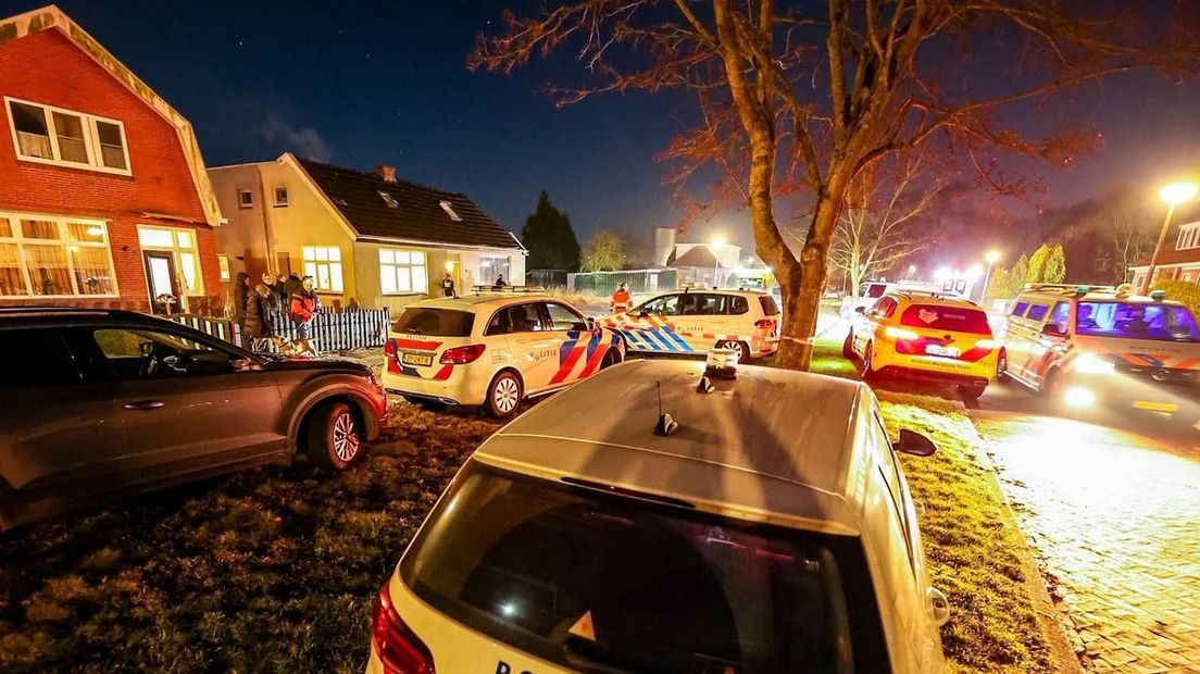 Binnen een mum van tijd wemelde het van de politie rondom de woning in de K. Nieboerstraat