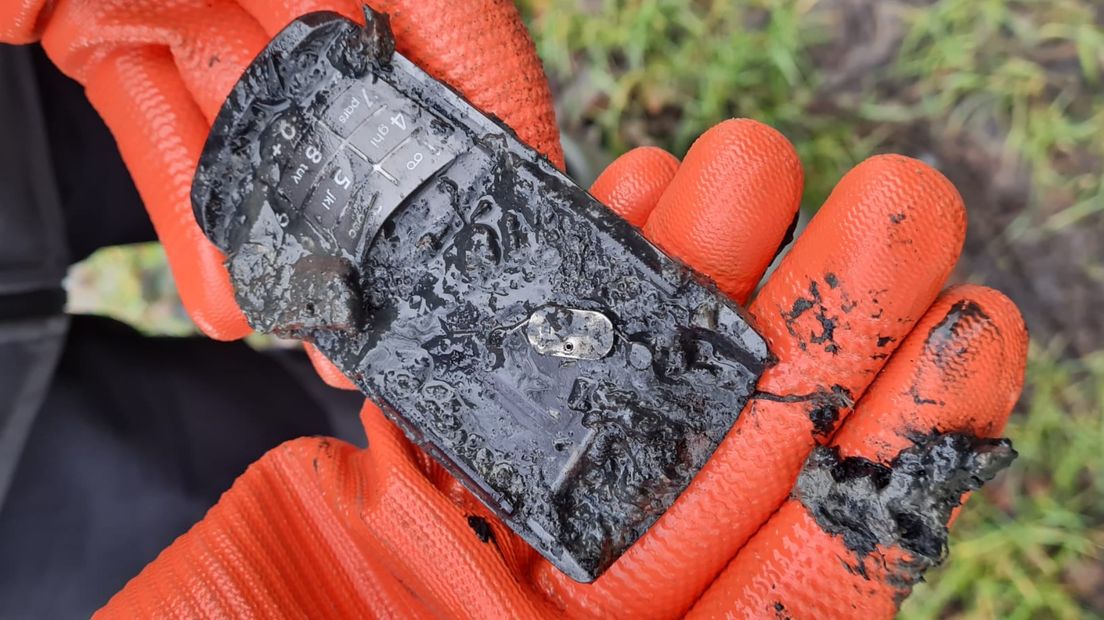 De telefoon van Jaap kwam zwaar gehavend boven water